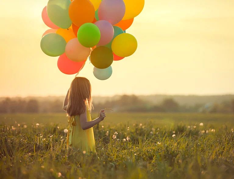 dziecko z balonami